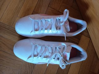Zapatillas Puma Blancas con Detalles Rosas
