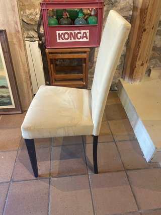 Silla Beige y Negra Tapizada