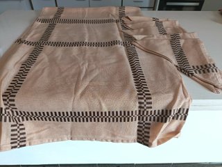 Mantelería beige con diseño de cuadros