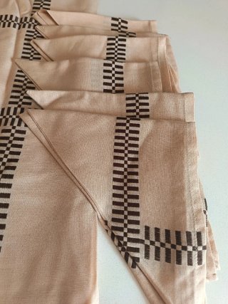 Mantelería beige con diseño de cuadros