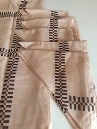 Mantelería beige con diseño de cuadros