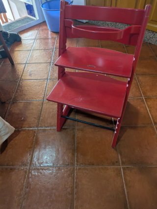 Silla Stokke con adaptador bebé roja