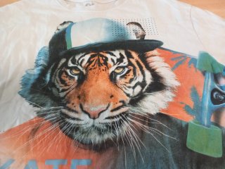 T-shirt ragazzo con tigre e skateboard
