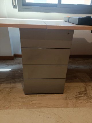 Escritorio madera y cajonera metal