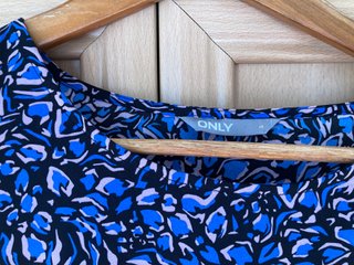 Vestido ONLY azul estampado talla M