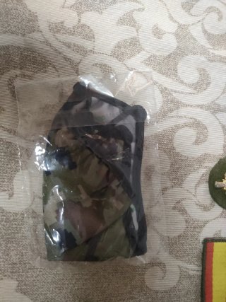 Lote militar: insignias, parches y mascarillas.