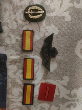 Lote militar: insignias, parches y mascarillas.