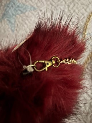 Bolso de pelo borgoña con cadena dorada