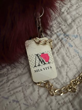 Bolso de pelo borgoña con cadena dorada