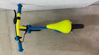 Bicicleta sin pedales azul y amarilla
