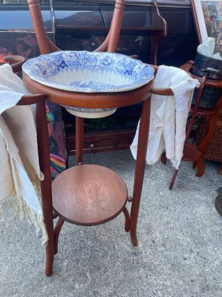 Lavabo antiguo de cerámica y madera