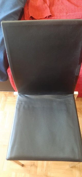 4 Sillas Negras con Patas Metálicas