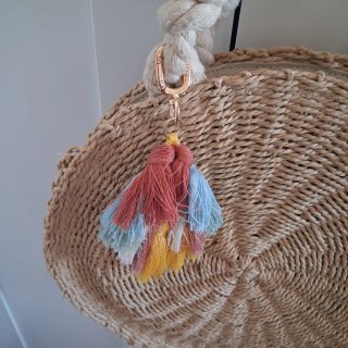 Bolso redondo de rafia con detalle de flecos