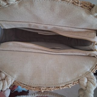 Bolso redondo de rafia con detalle de flecos