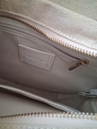 Bolso redondo de rafia con detalle de flecos