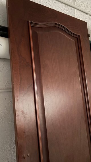 Puerta de madera marrón con molduras