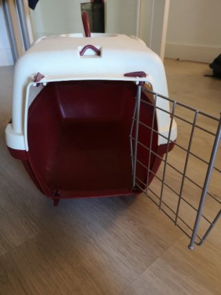 Transportín gato blanco y rojo