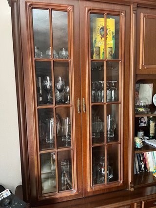 Mueble de salón de madera y cristal