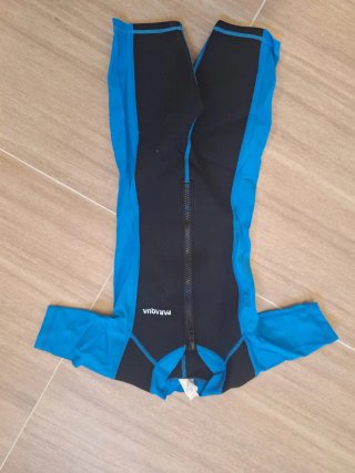 Traje de baño infantil azul y negro