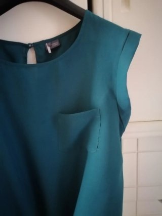 Camicia verde con nodo