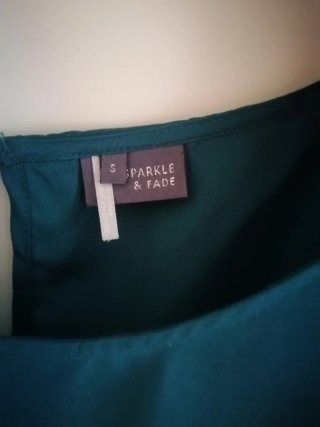 Camicia verde con nodo