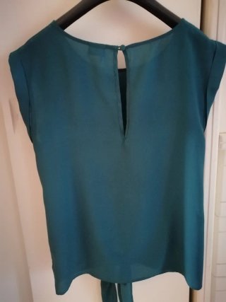 Camicia verde con nodo
