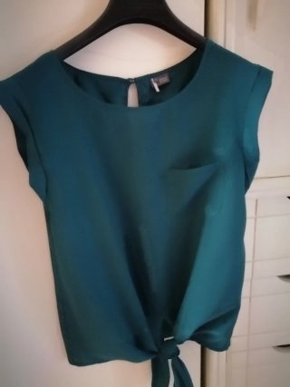 Camicia verde con nodo