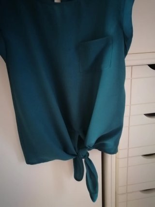 Camicia verde con nodo