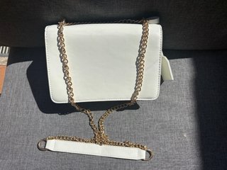 Bolso blanco Guess con cadena dorada