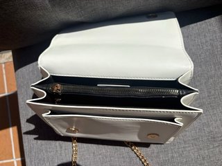 Bolso blanco Guess con cadena dorada