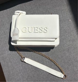 Bolso blanco Guess con cadena dorada