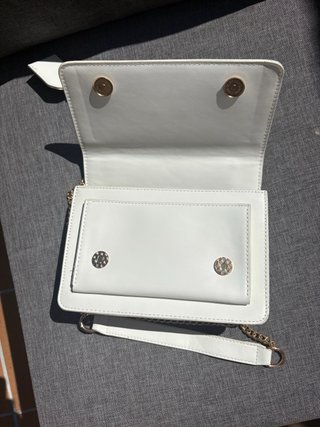 Bolso blanco Guess con cadena dorada