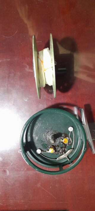 Carrete de pesca a mosca verde