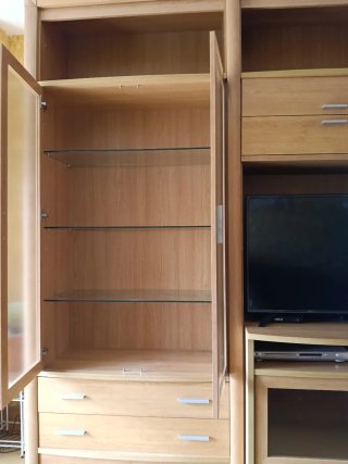 Mueble de salón madera y cristal