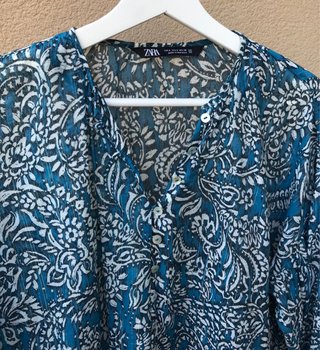 Blusa Zara Estampada Azul y Blanca Talla S grande