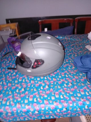 Casco de moto gris