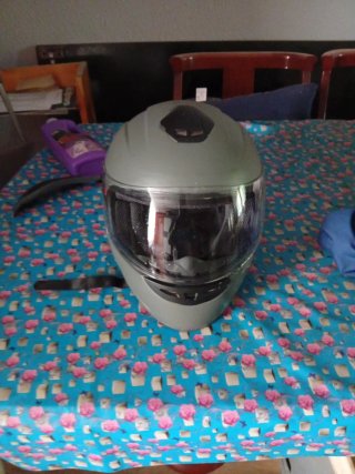 Casco de moto gris