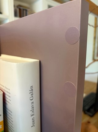 Estantería pequeña morada resistente.