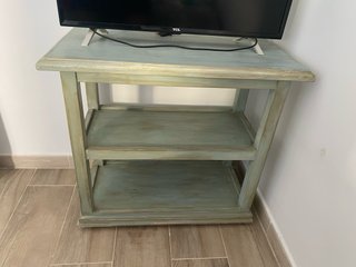 Mueble de madera con estantes