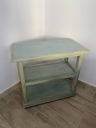 Mueble de madera con estantes