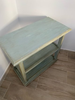 Mueble de madera con estantes