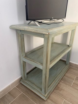 Mueble de madera con estantes