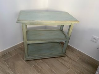 Mueble de madera con estantes