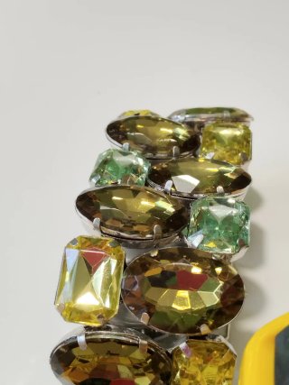 Pulsera elástica pedrería en verdes