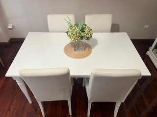 Mesa extensible comedor y 4 sillas