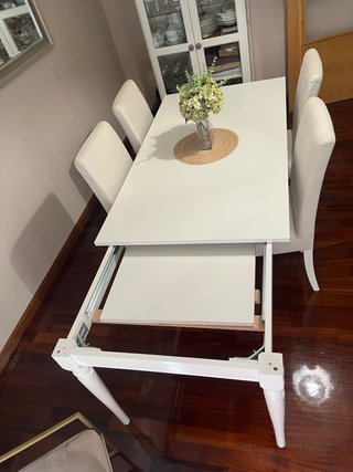 Mesa extensible comedor y 4 sillas
