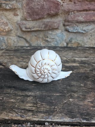 Caracol de cerámica blanco con detalles dorados