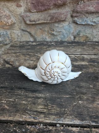 Caracol de cerámica blanco con detalles dorados