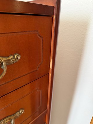 Mueble de madera con cajones y puertas