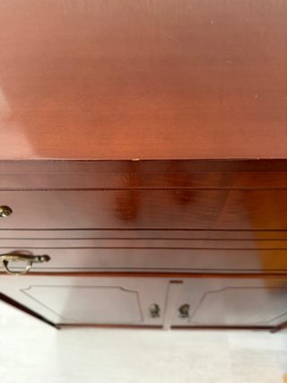 Mueble de madera con cajones y puertas